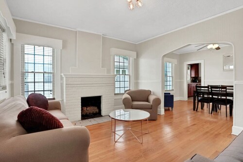 Entire house in Avondale, walking distance to shops