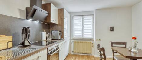 Jääkaappi, liesi, kahvin-/teenkeitin