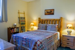 2 bedrooms, free WiFi, bed sheets - Creekside Lower Apartment - Hot Tub, Downtown, Deck, Pet Friendly! (Pagosa Springs)