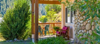 Creekside Lower Apartment - Hot Tub, Downtown, Deck, Pet Friendly!