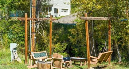 See Fall's Changing Colors! Creekside Lower Apartment - Hot Tub, Downtown, Deck, Pet Friendly!