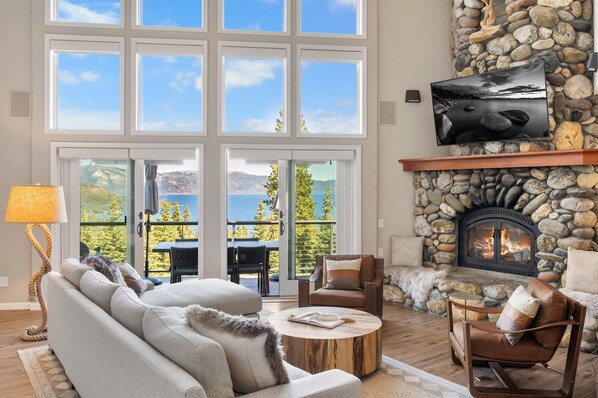 Télévision, cheminée, chaîne hi-fi, espaces bureaux