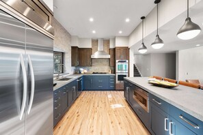 J�ääkaappi, mikroaaltouuni, uuni, liesi