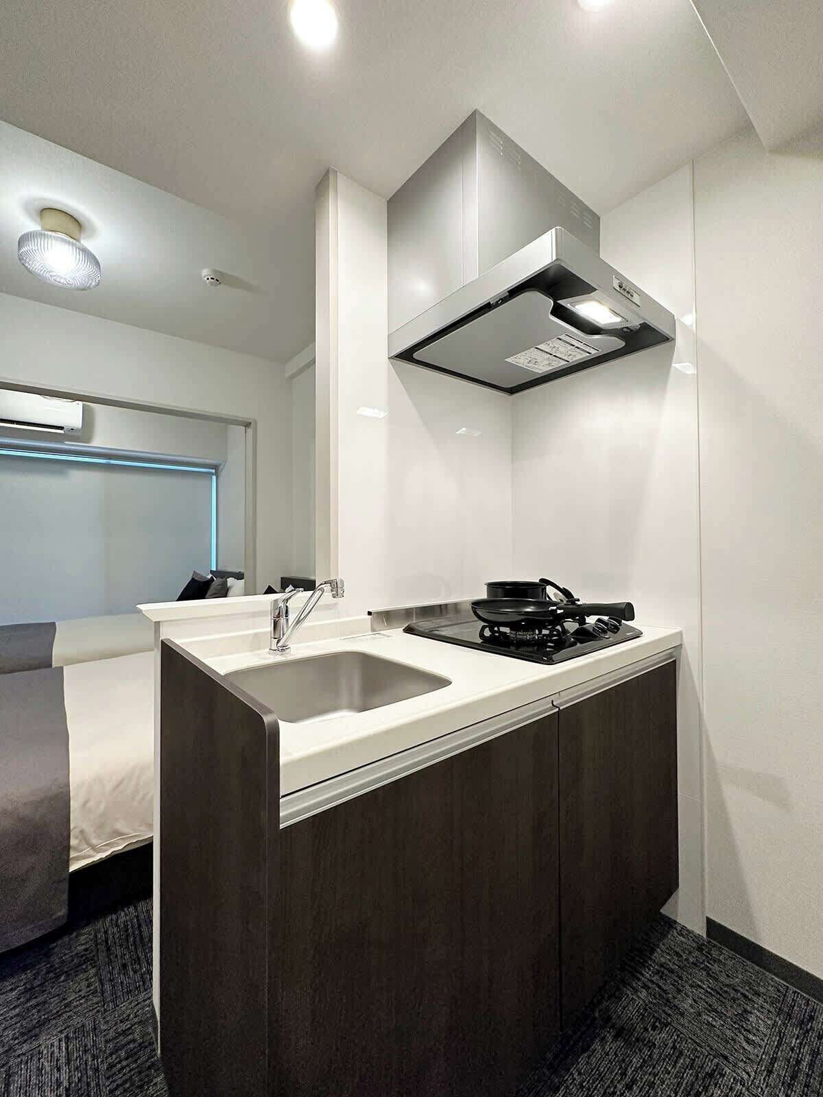 Frigorífic, microones, placa de cuina i bullidora elèctrica 