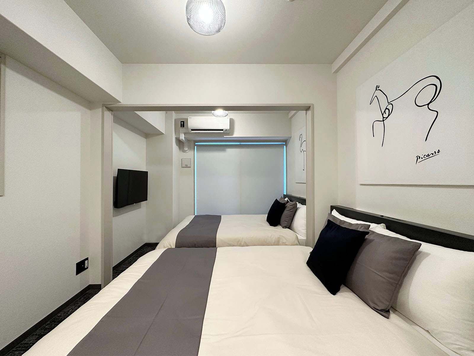 Planxa i posts de planxar, wifi i roba de llit 