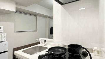 Køleskab, mikrobølgeovn, kogeplade, elkedel