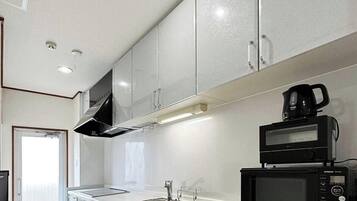 Kühlschrank, Mikrowelle, Herdplatte, Kochgeschirr/Geschirr/Besteck