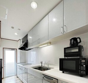 Een koelkast, een microgolfoven, een kookplaat