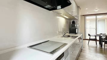 Kühlschrank, Mikrowelle, Herdplatte, Kochgeschirr/Geschirr/Besteck