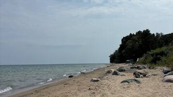 Beach nearby, sun loungers, beach towels