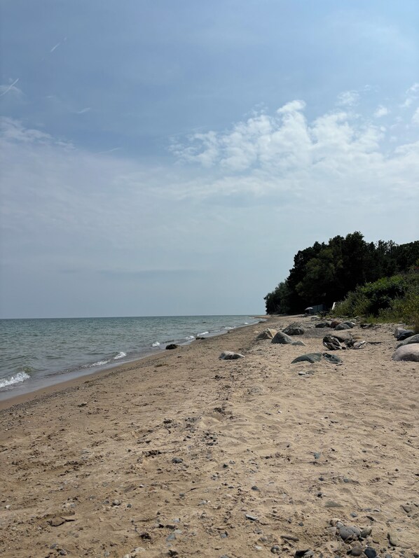 Beach nearby, sun-loungers, beach towels