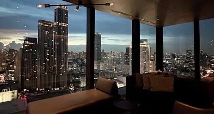 10min from Thonglor-Ekkamai Luxury1BR Condo with City Sky Pool view