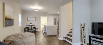 Spacious 4-bedroom house in Historic neighborhood, Pendleton Heights, WiFi