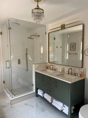 Dusche, Haartrockner, Handtücher, Seife