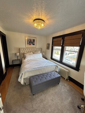 4 slaapkamers, een bureau, een strijkplank/strijkijzer, gratis wifi