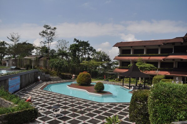 2 outdoor pools - Queen Garden Hotel by Salak Hospitality (Baturaden)