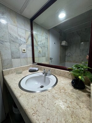 Deluxe Double or Twin Room, Balcony, Mountain View | Bathroom | Shower, towels, soap, shampoo - Queen Garden Hotel by Salak Hospitality (Baturaden)