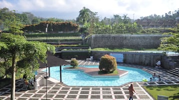 2 outdoor pools