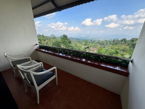 Deluxe Double or Twin Room, Balcony, Mountain View | Terrace/patio - Queen Garden Hotel by Salak Hospitality (Baturaden)