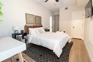 8 soverom, skrivebord, strykejern/-brett og reiseseng for barn