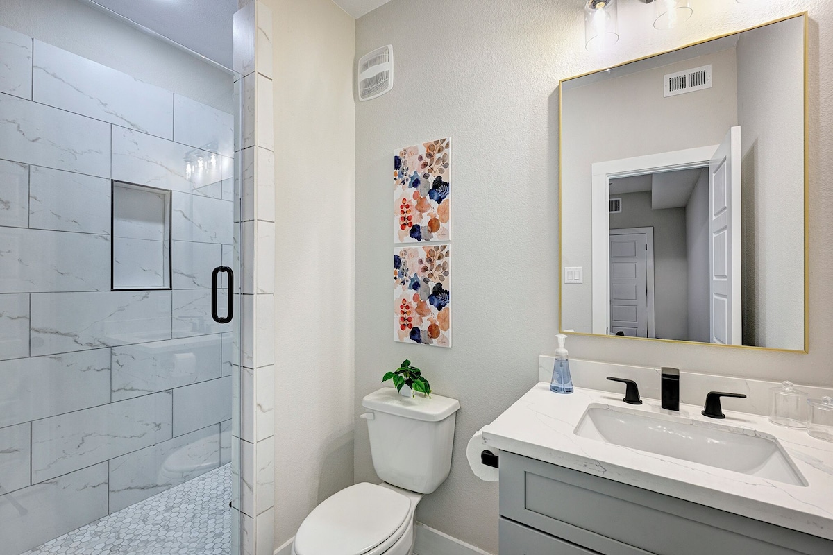 Photo 18 of Spacious 8BR 10BA Houston Retreat with Private Suites Ideal for Family Reunions