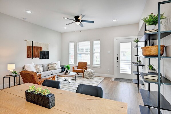 Smart TV, books - Spacious 8BR 10BA Houston Retreat with Private Suites Ideal for Family Reunions (Houston)