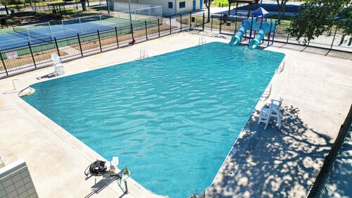 Spacious 8BR 10BA Houston Retreat with Private Suites Ideal for Family Reunions