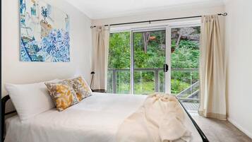 5 bedrooms, WiFi, bed sheets