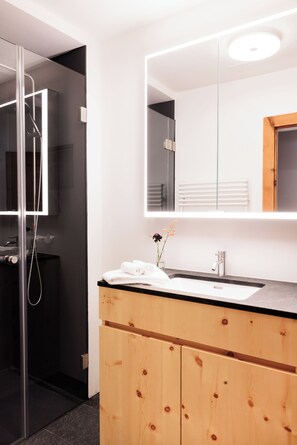 Suihku, hiustenkuivaaja, pyyhkeet, saippua