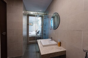 Superior-Apartment, 2 Schlafzimmer | Badezimmer | Dusche, Hydromassagedusche, Haartrockner, Hausschuhe