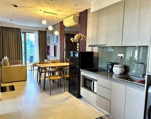 Apartament Deluxe | Cuina privada | Frigorífic, microones i arrossera