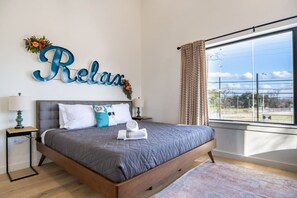 4 bedrooms, desk, iron/ironing board, free WiFi - Designer Home Near East 6th St, Movie Room & More (Austin)