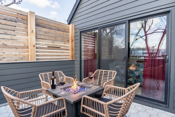 Outdoor dining - Designer Home Near East 6th St, Movie Room & More (Austin)