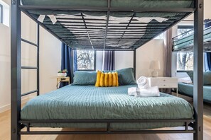 3 chambres, bureau, fer et planche à repasser, lit parapluie