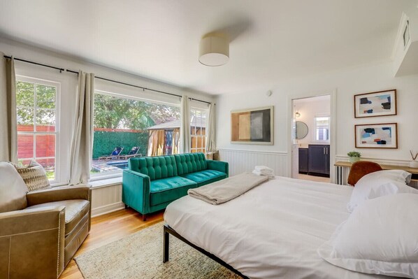 3 bedrooms, desk, iron/ironing board, travel crib