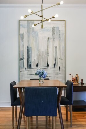Dining - Pool & Vibes, Relaxing and Fun! (Austin)