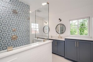 Hair dryer - Pool & Vibes, Relaxing and Fun! (Austin)