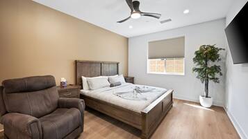 3 bedrooms, desk, iron/ironing board, travel crib