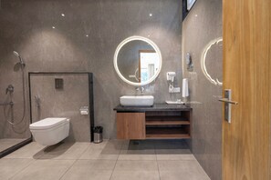 Sèche-cheveux, peignoirs, chaussons, serviettes fournies