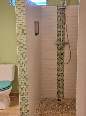 Secadora de cabello, toallas, jabón, papel de baño