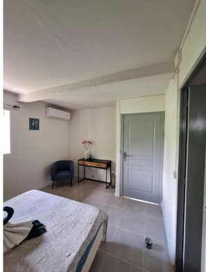 1 Schlafzimmer, Schreibtisch, Bügeleisen/Bügelbrett, Reisekinderbett