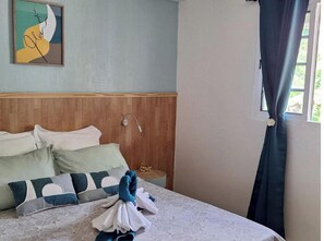 1 室のベッドルーム、デスク、アイロン / アイロン台、旅行用ベビーベッド