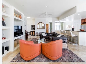 Tv, eldstad och kontor