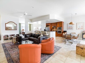 Tv, eldstad och kontor