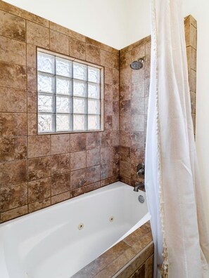 Hair dryer, towels - Casa Mirador - Beautiful Spanish-style Home With Pool & Spa (Desert Hot Springs)