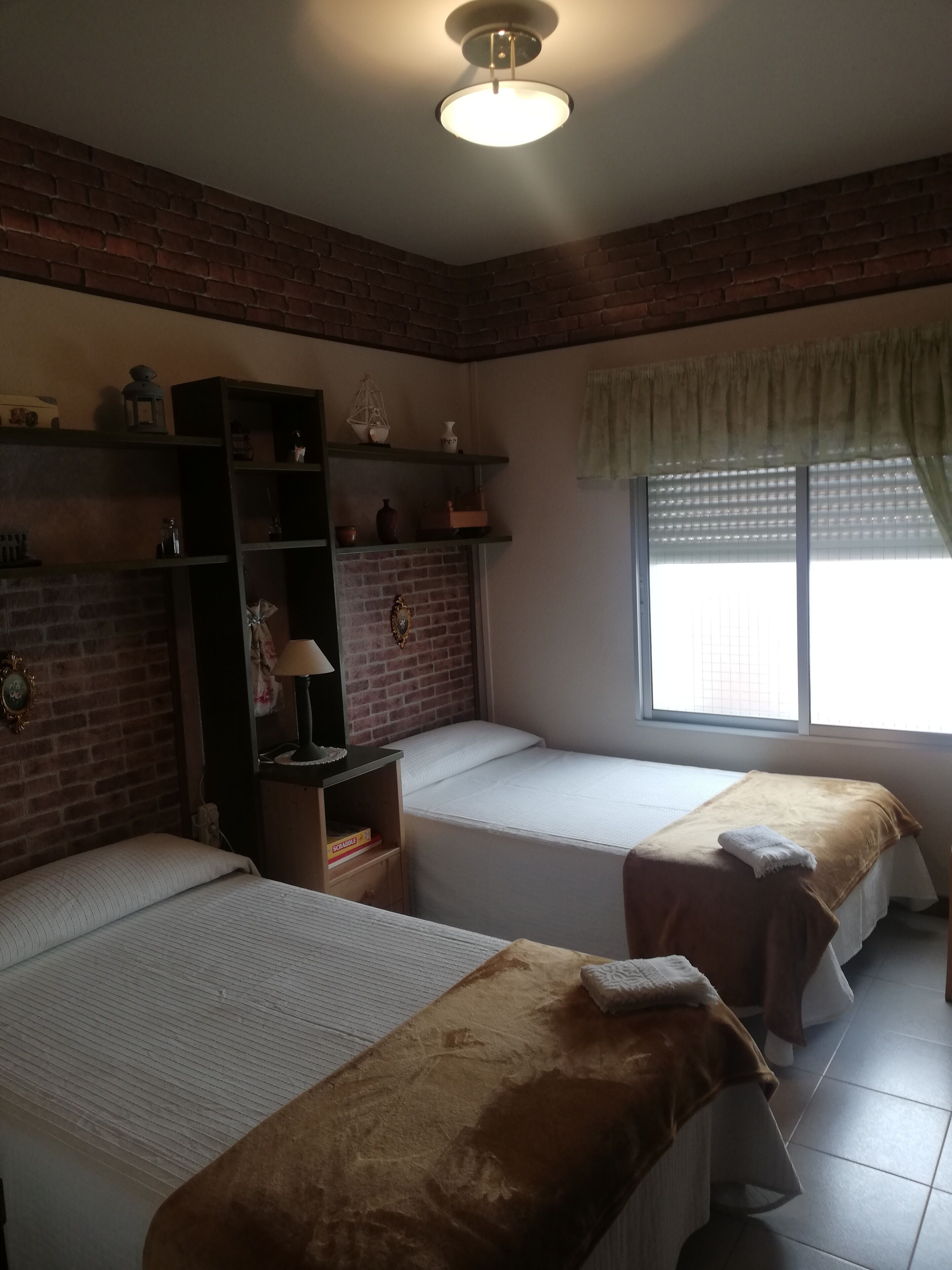 3 slaapkamers, een strijkplank/strijkijzer, internet
