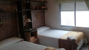 3 quartos, ferros/tábuas de passar roupa, acesso à internet