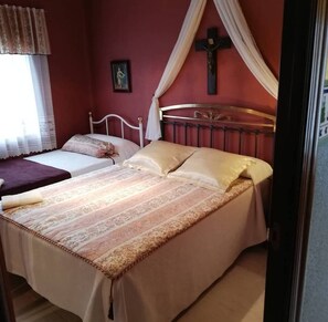 3 slaapkamers, een strijkplank/strijkijzer, internet