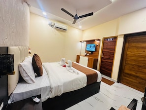 Escritorio, espacio para trabajar con laptop y wifi gratis