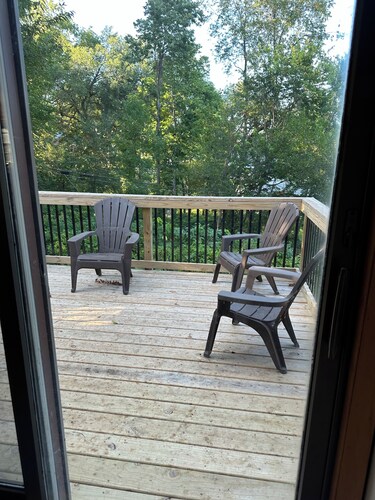 Cozy 2-bdrm home minutes from Kinnick and Melrose tailgating, AC, WiFi, parking 